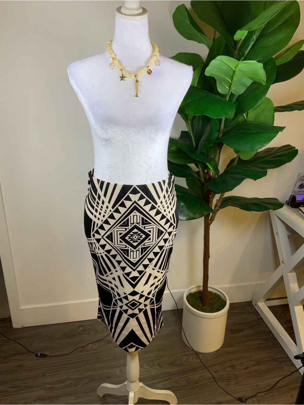 BCX Black & Cream Geometric Midi Pencil Skirt
